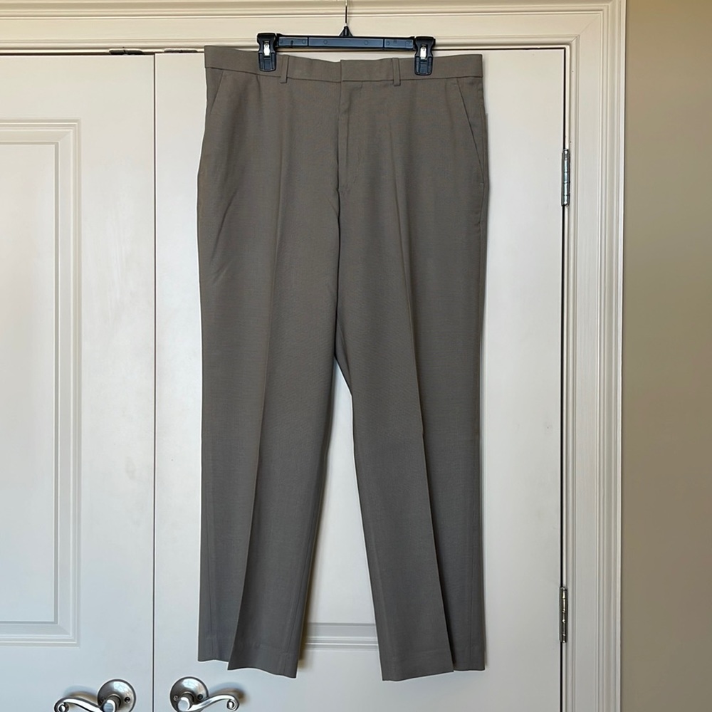 Perry Ellis classic fit. No pleats w/pockets, no cuff, 36x30, tan, NWT